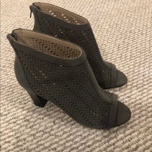 Brand New Brooks Brothers booties - size 9.5